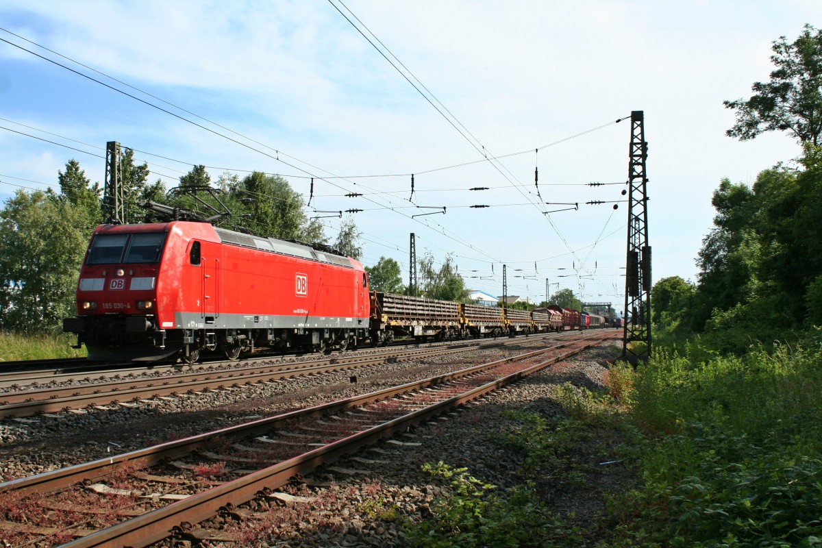 185 030-4 mit einem gemischten Gterzug von Basel SBB Rbf nach Mannheim Rbf am Nachmittag des 06.06.14 in Orschweier.