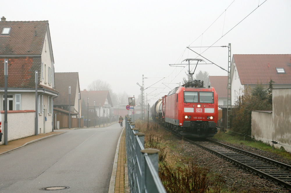 185 030 hat den Bahnhof von Neuenburg (Baden) mit einem Güterzug nach Mulhouse verlassen.
Aufnahmedatum: 30. März 2013