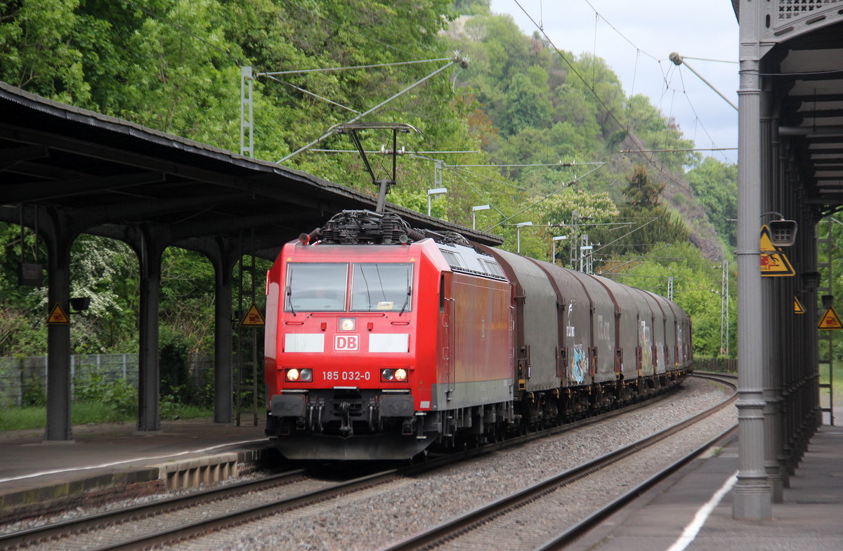 185 032-0 DB kommt mit einem Güterzug aus Norden nach Süden und kommt aus Richtung Köln,Bonn und fährt durch Rolandseck in Richtung Koblenz. 
Aufgenommen vom Bahnsteig in Rolandseck.
Am 9.5.2019.