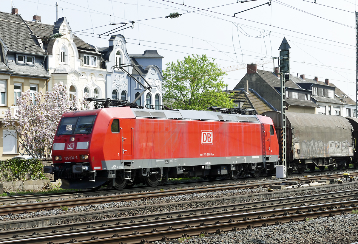 185 034-6 mit gem. Güterzug durch Remagen - 21.04.2018