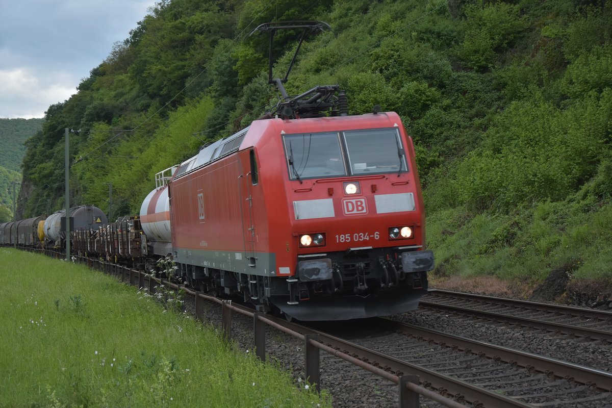 185 034 mit einem Mischer auf linksrheinischer Seite talwärts fahrend auf der Kbs 470 am 14.5.2017