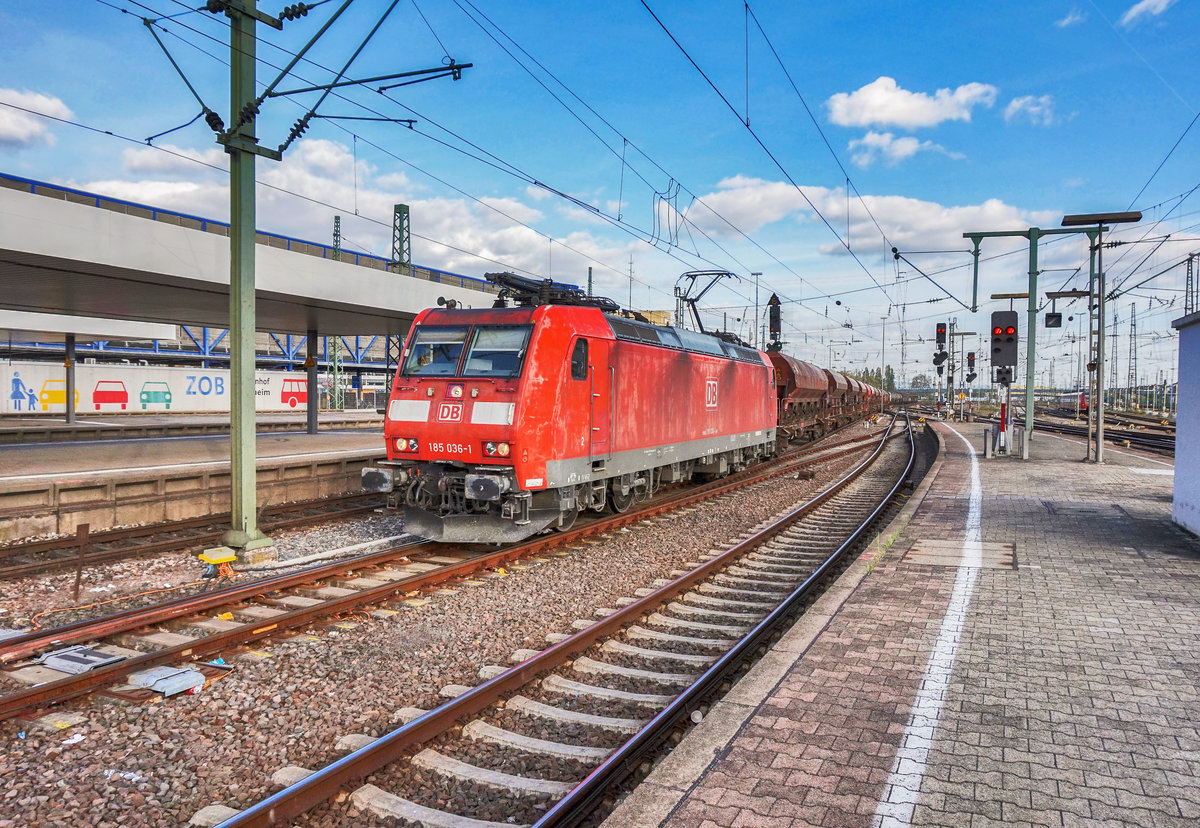 185 036-1 durchfährt am 6.4.2017 mit einem Mischer Mannheim Hbf.