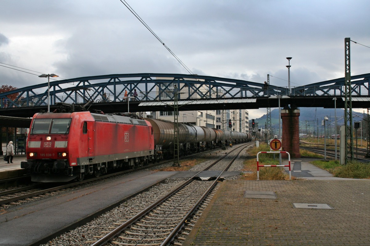 185 038-7 mit dem �bergabezug von Bantzenheim nach Offenburg am Vormittag des 14.12.13 bei der Durchfahrt des Freiburger Hauptbahnhofs.
Dieser Zug wird gerne, statt �ber die G�terbahn, durch den Hauptbahnhof geleitet.