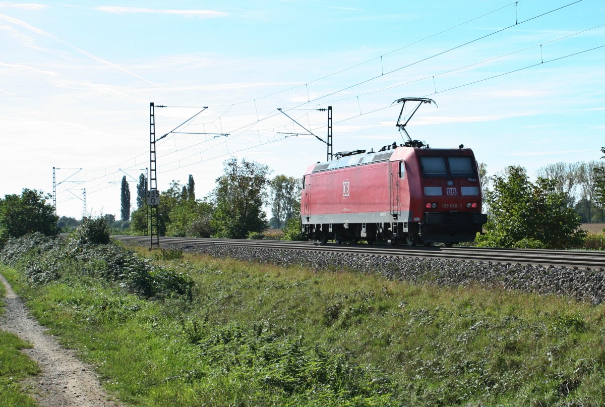 185 040-3 als Lz gen Basel am Nachmittag des 19.10.13 bei Hgelheim kurz vor Mllheim (Baden).
