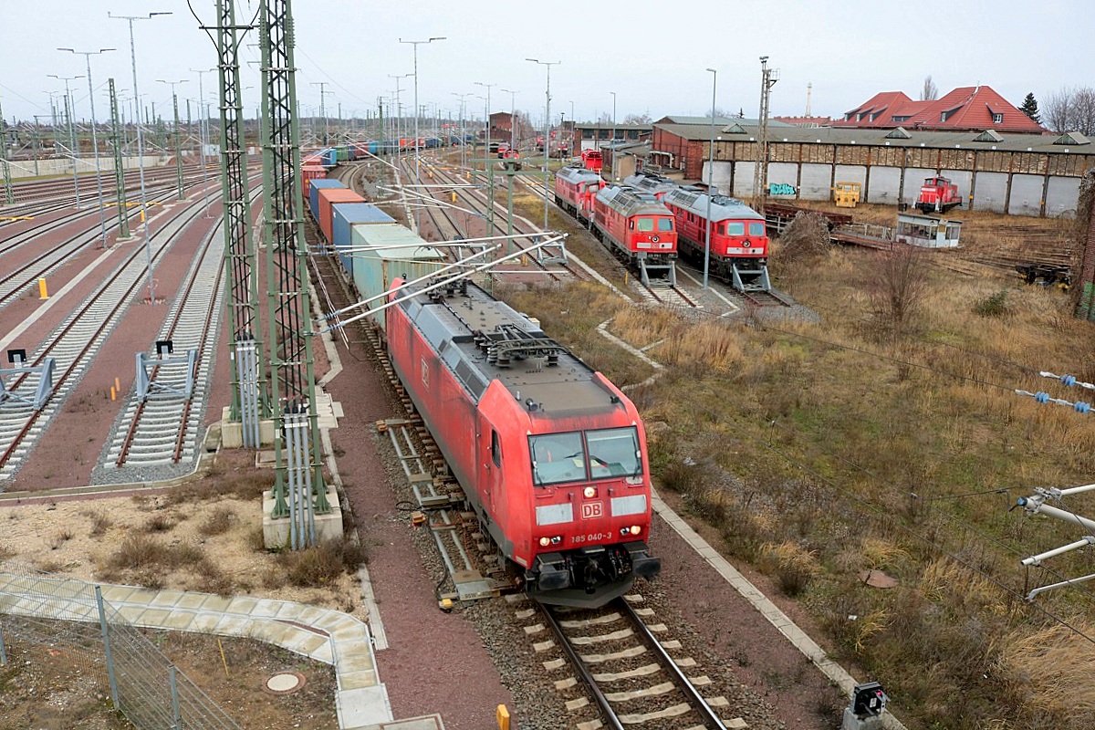 185 040-3 DB als Containerzug passiert das Bw Halle G neben der neuen Zugbildungsanlage Halle (Saale) Richtung Halle(Saale)Hbf. Aufgenommen von der Berliner Brücke. [28.12.2017 | 13:26 Uhr]