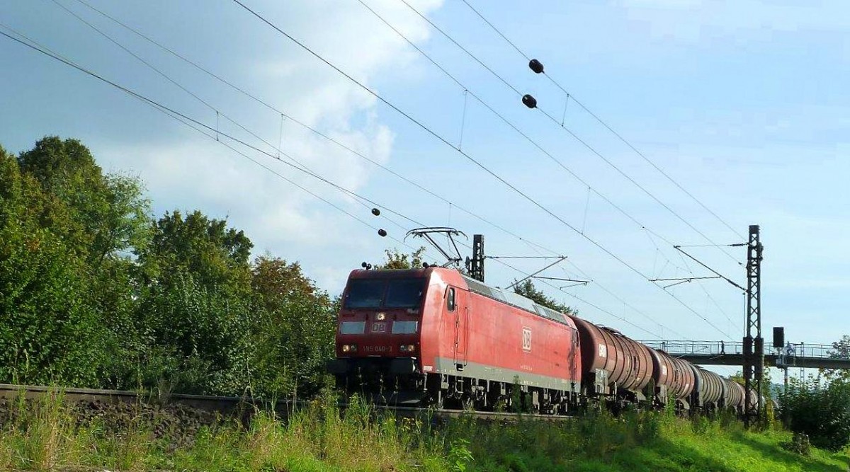 185 040-3 DB kommt aus Richtung Koblenz mit einem Kurzen Ölleerzug aus Basel-SBB(CH) nach Antwerpen-Petrol(B) und fährt durch Bad-Honnef am Rhein in Richtung Köln-Gremberg,Aachen-West bei schönem Sonnenschein am Nachmittag vom 2.10.2014.