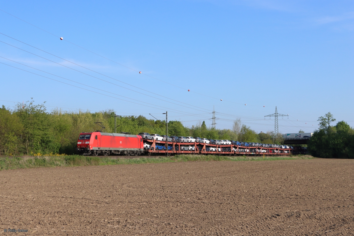 185 040-3 (DB) mit einem Autotransportzug in Ratingen Lintorf, 28. April 2022