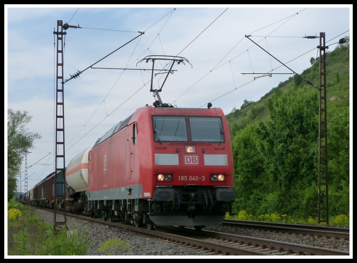 185 040 von DB Schenker fährt am 14.5.15 mit einem gemischten Güterzug über die KBS 800 durch das Maintal.
Fotografiert bei Erlabrunn.