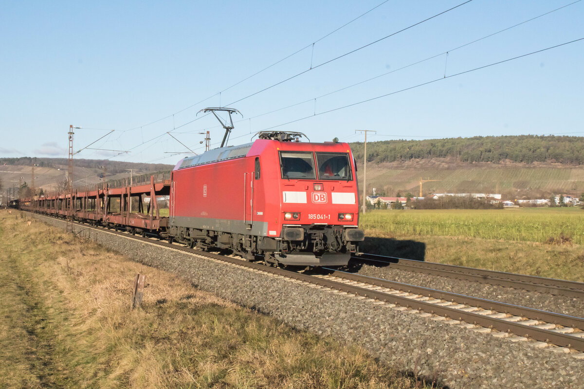 185 041-1 ist am 21.1.2021 mit einem leeren Autozug bei Retzbach in Richtung Würzburg unterwegs.