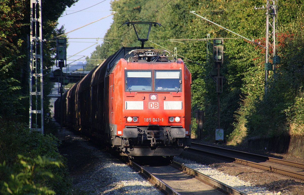 185 041-1 DB kommt die Kohlscheider-Rampe hoch  als Umleiter aus Richtung Mönchengladbach mit einem Volvo-Zug aus Almhult(S) nach Gent(B) und fährt durch Kohlscheid  in Richtung Richterich,Laurensberg,Aachen-West. 
Aufgenommen von Bahnsteig 2 in Kohlscheid. 
Bei schöenm Herbstwetter am Nachmittag vom 9.10.2016.