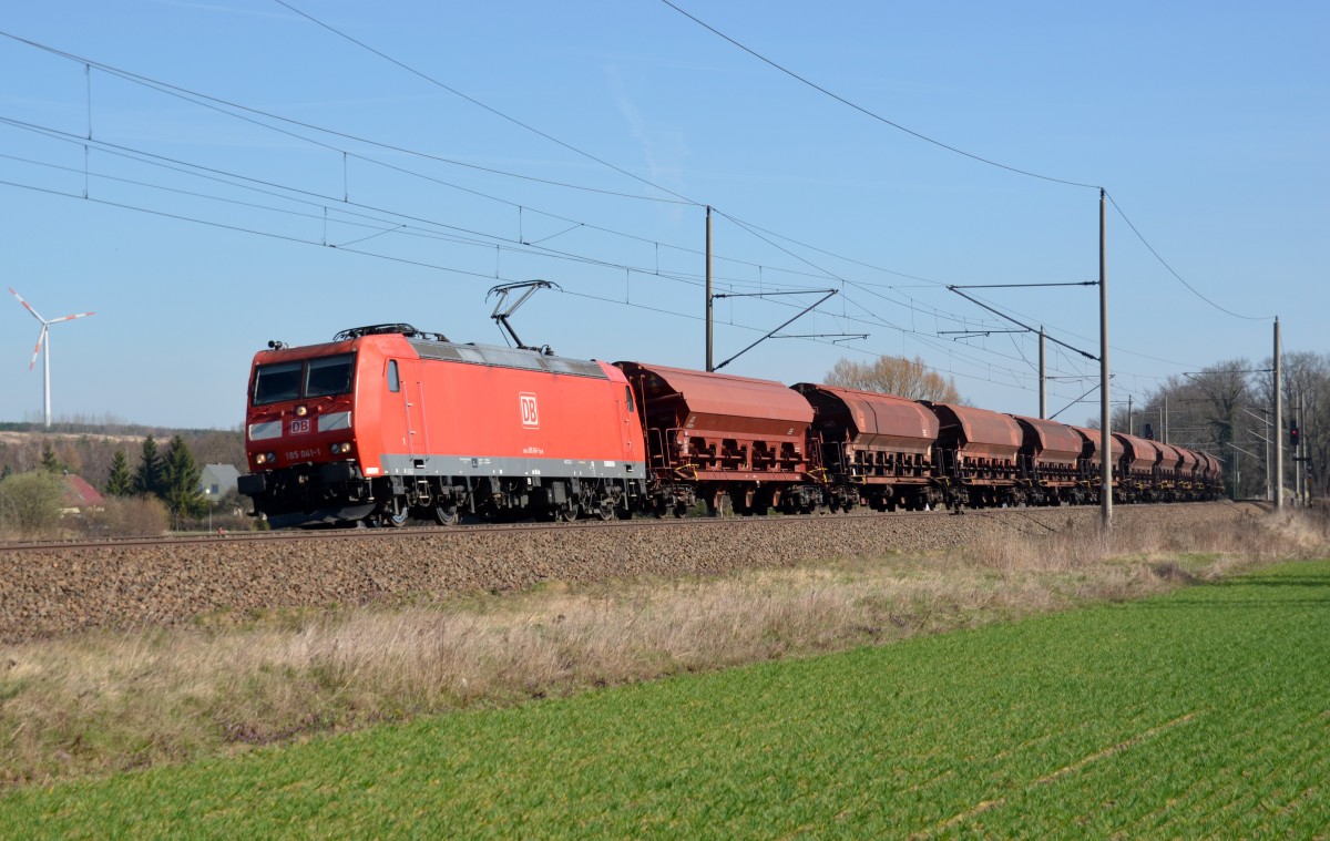 185 041 führte am 20.03.14 einen Schwenkdachwagenzug durch Burgkemnitz Richtung Bitterfeld.