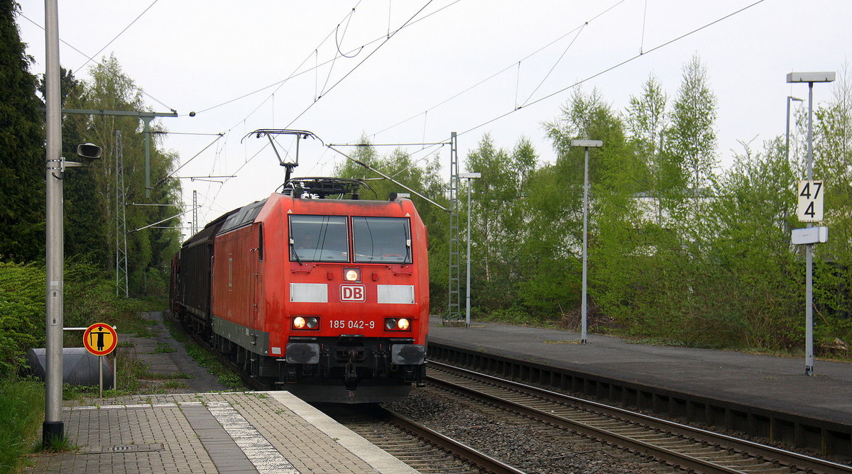 185 042-9 DB kommt mit einem Audi-VW-Skoda-Zug aus Osnabrück nach Kortenberg-Goederen(B) und kommt aus Richtung Mönchengladbach-Hbf,Rheydt-Hbf,Wickrath,Beckrath,Herrath und fährt durch Erkelenz in Richtung Baal,Hückelhoven-Baal,Brachelen,Lindern,Süggerrath,Geilenkirchen,Frelenberg,Zweibrüggen,Übach-Palenberg,Rimburg,Finkenrath,Hofstadt,Herzogenrath, Kohlscheid,Richterich,Laurensberg,Aachen-West. 
Aufgenommen vom Bahnsteig 1 in Erkelenz. 
Bei Wolken am Nachmittag vom 12.4.2017.