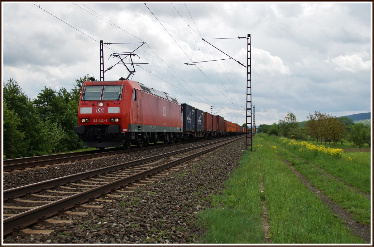 185 042-9 mit einen Containerzug Richtung Norden bei Thüngersheim am 08.05.14.
