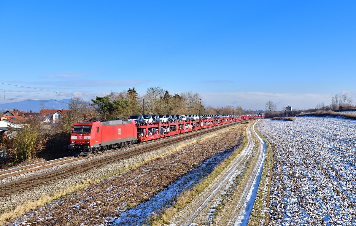 185 042 mit einem Autozug am 30.12.2020 bei Langenisarhofen.