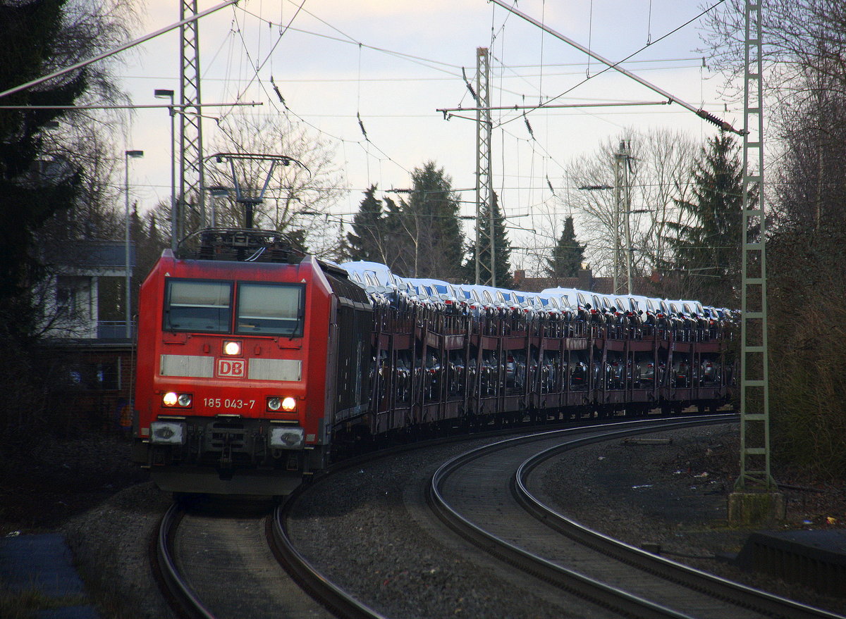 185 043-7 DB  kommt mit einem Audi-VW-Skoda-Zug aus Osnabrück nach Kortenberg-Goederen(B) und kommt aus Richtung Mönchengladbach-Hbf,Rheydt-Hbf,Wickrath,Beckrath,Herrath und fährt durch Erkelenz in Richtung Baal,Hückelhoven-Baal,Brachelen,Lindern,Süggerrath,Geilenkirchen,Frelenberg,Zweibrüggen,Übach-Palenberg,Rimburg,Finkenrath,Hofstadt,Herzogenrath, Kohlscheid,Richterich,Laurensberg,Aachen-West. 
Aufgenommen vom Bahnsteig 1 in Erkelenz. 
Bei Sonnenschein und Wolken am Nachmittag vom 24.2.2017.