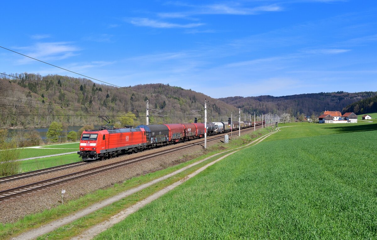 185 043 mit einem Güterzug am 27.04.2021 bei Wernstein am Inn.
