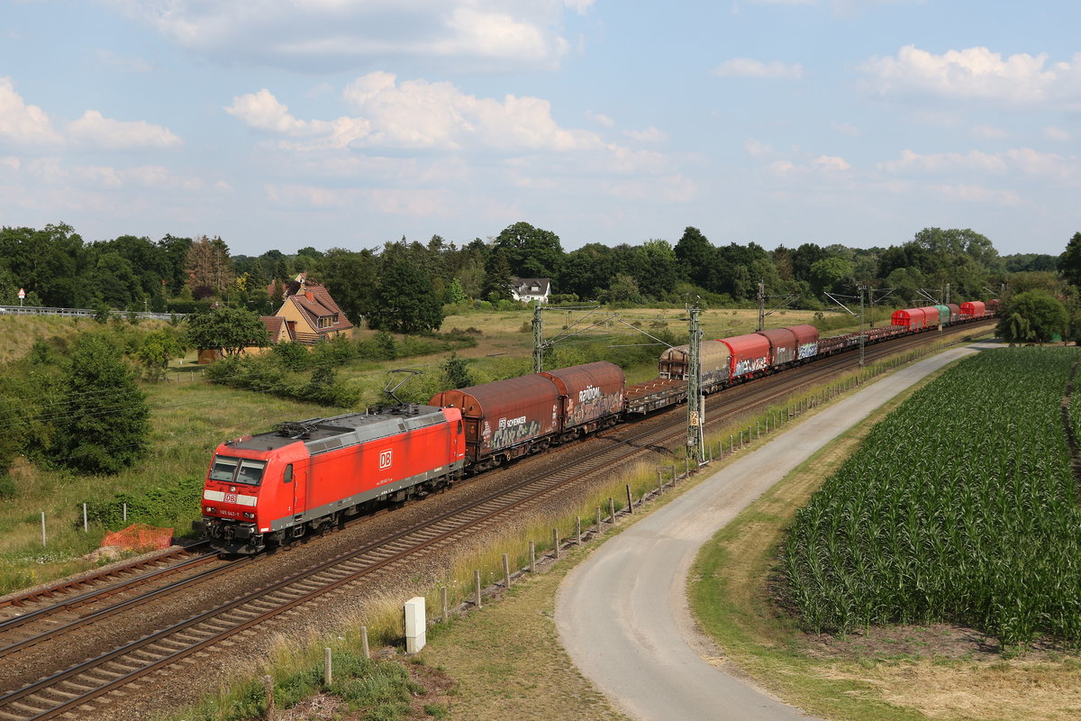 185 043 war am 26. Juni 2020 mit einem gemischten Güterzug in Richtung Bremen unterwegs.