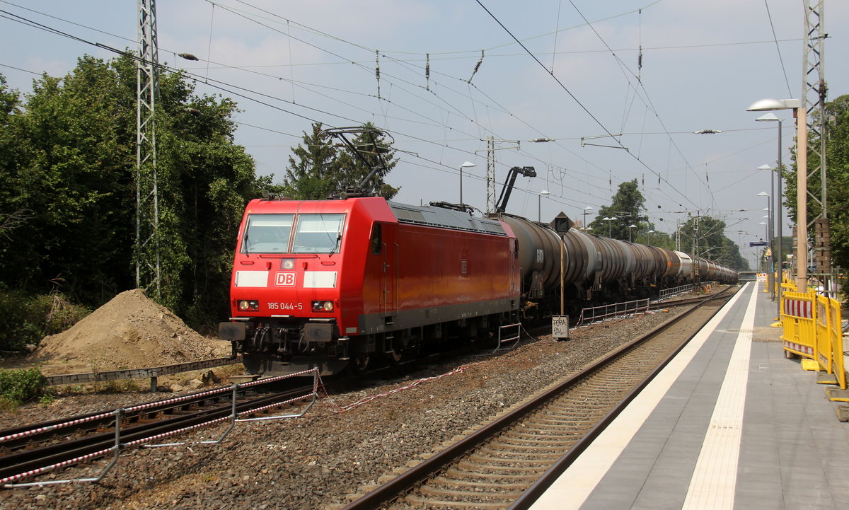 185 044-5 DB kommt als Umleiter mit einem Kesselzug aus  Ludwigshafen-BASF nach Antwerpen-BASF(B) und fährt durch Kohlscheid aus Richtung Herzogenrath und fährt die Kohlscheider-Rampe hoch nach Aachen-West. 
Aufgenommen von Bahnsteig 1 in Kohlscheid.
Bei Sommerwetter am Nachmittag vom 17.7.2019.