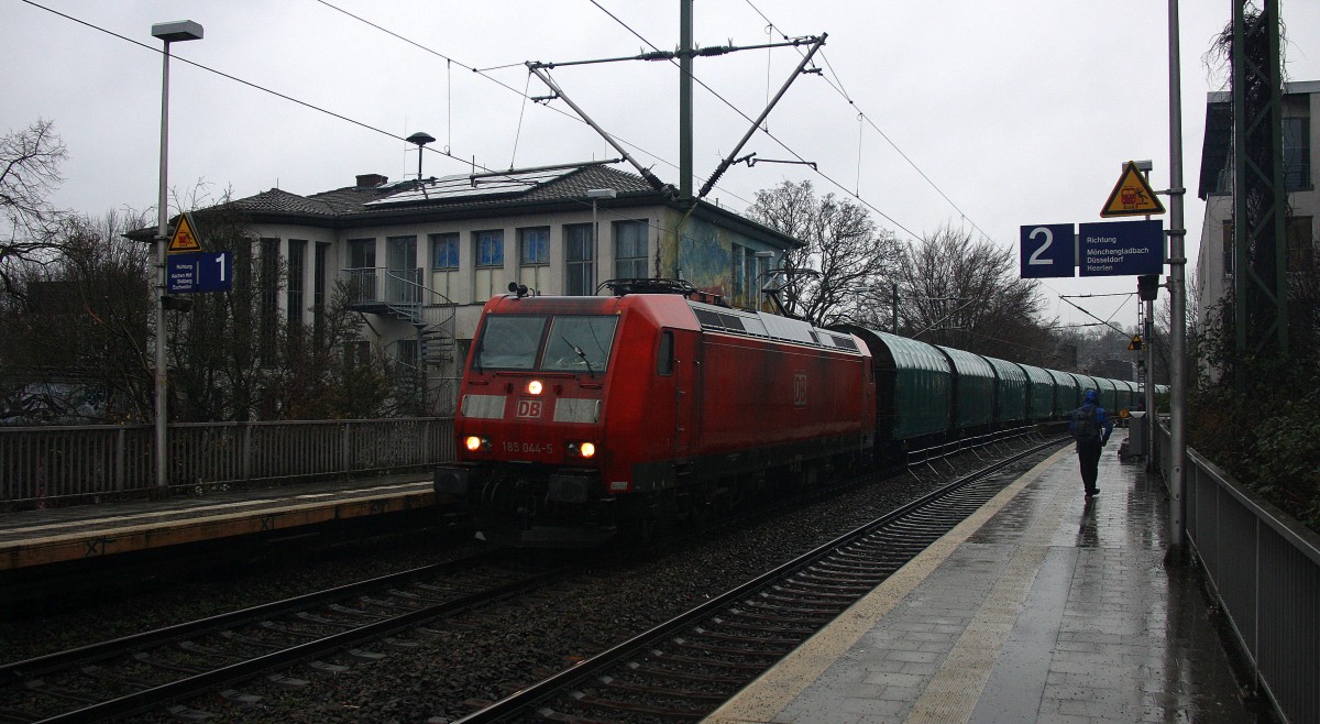 185 044-5 DB kommt durch Aachen-Schanz mit einem Kurzen Coilzug aus Kinkempois(B) nach Köln-Gremberg und kommt aus Richtung Aachen-West und fährt in Richtung Aachen-Hbf,Köln.
Bei Regenwetter am Nachmittag vom 8.1.2015.