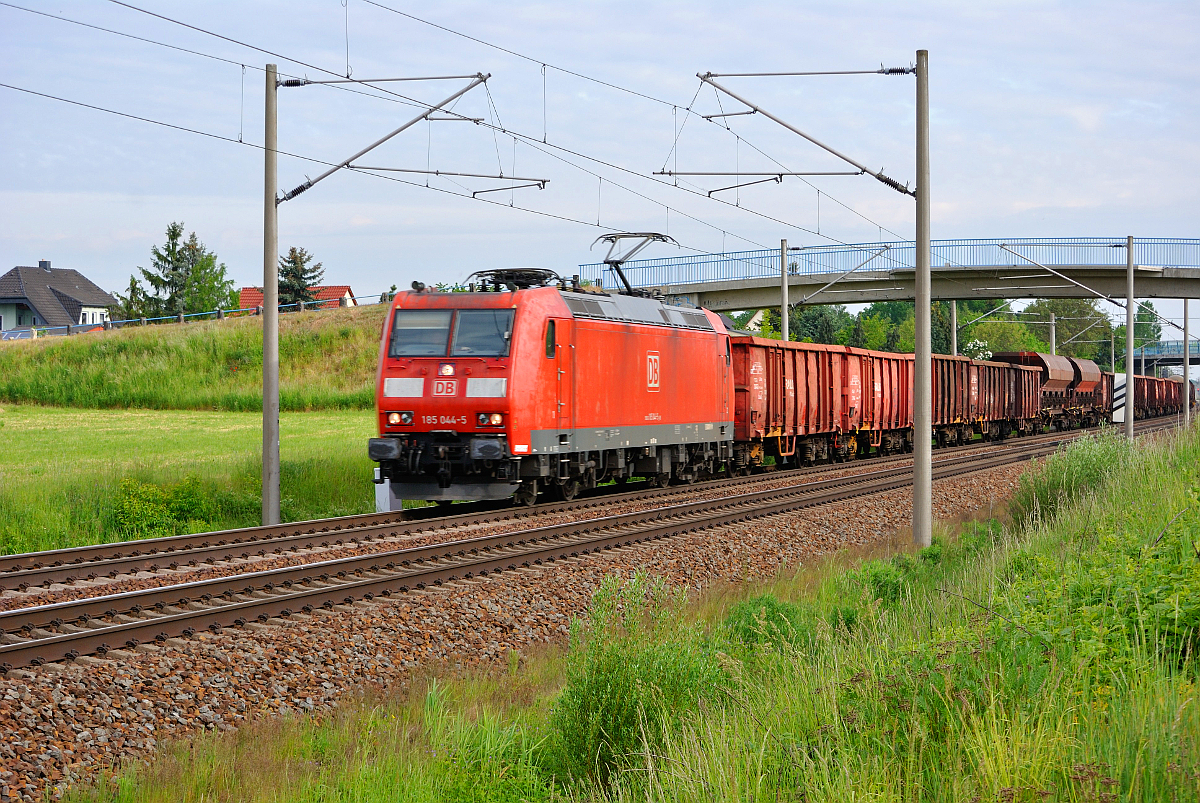 185 044-5 mit gemischten Güterzug bei Zschortau. 21.05.2016