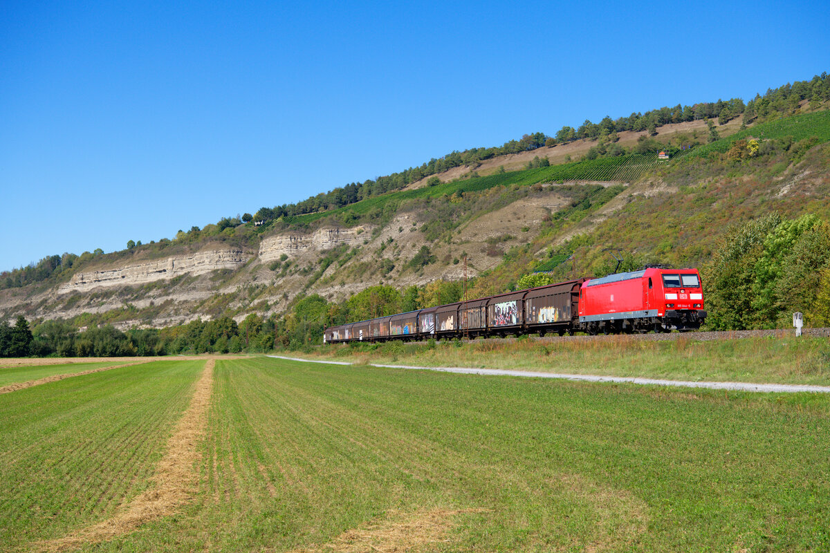185 044 DB Cargo mit einem gemischten Güterzug bei Thüngersheim Richtung Würzburg, 09.09.2020
