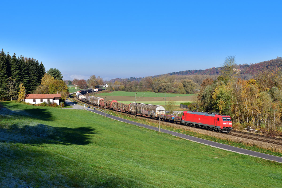 185 044 mit einem Güterzug am 07.11.2020 bei Vilshofen.
