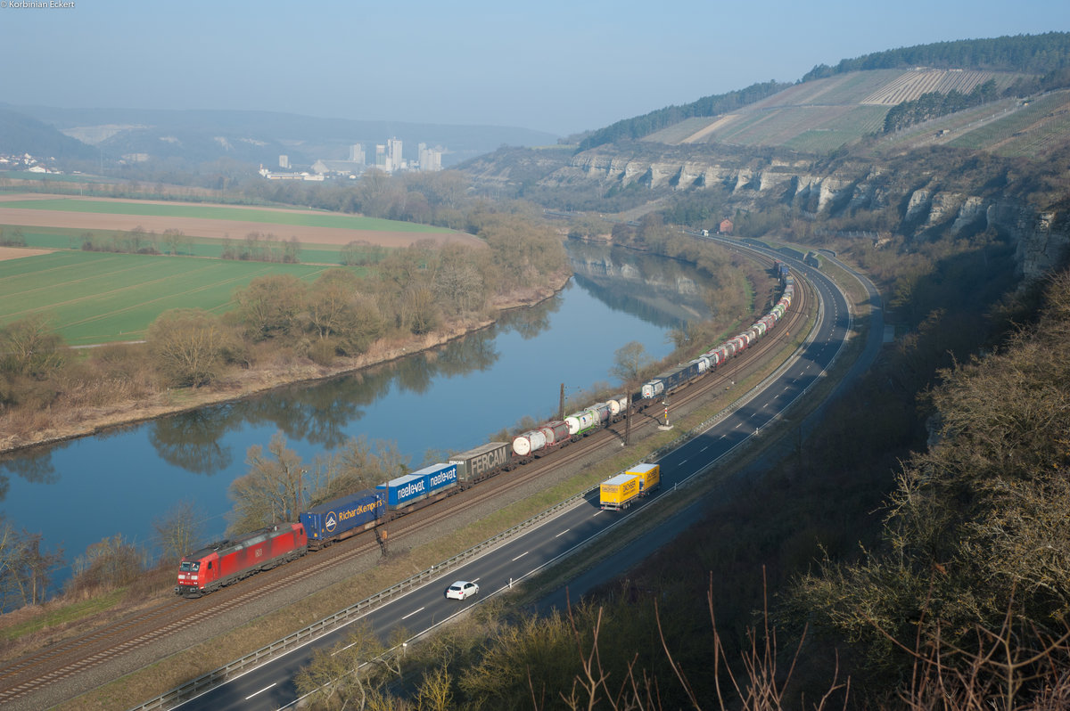 185 045-2 mit einem KLV-Zug bei Himmelstadt Richtung Würzburg, 16.03.2017