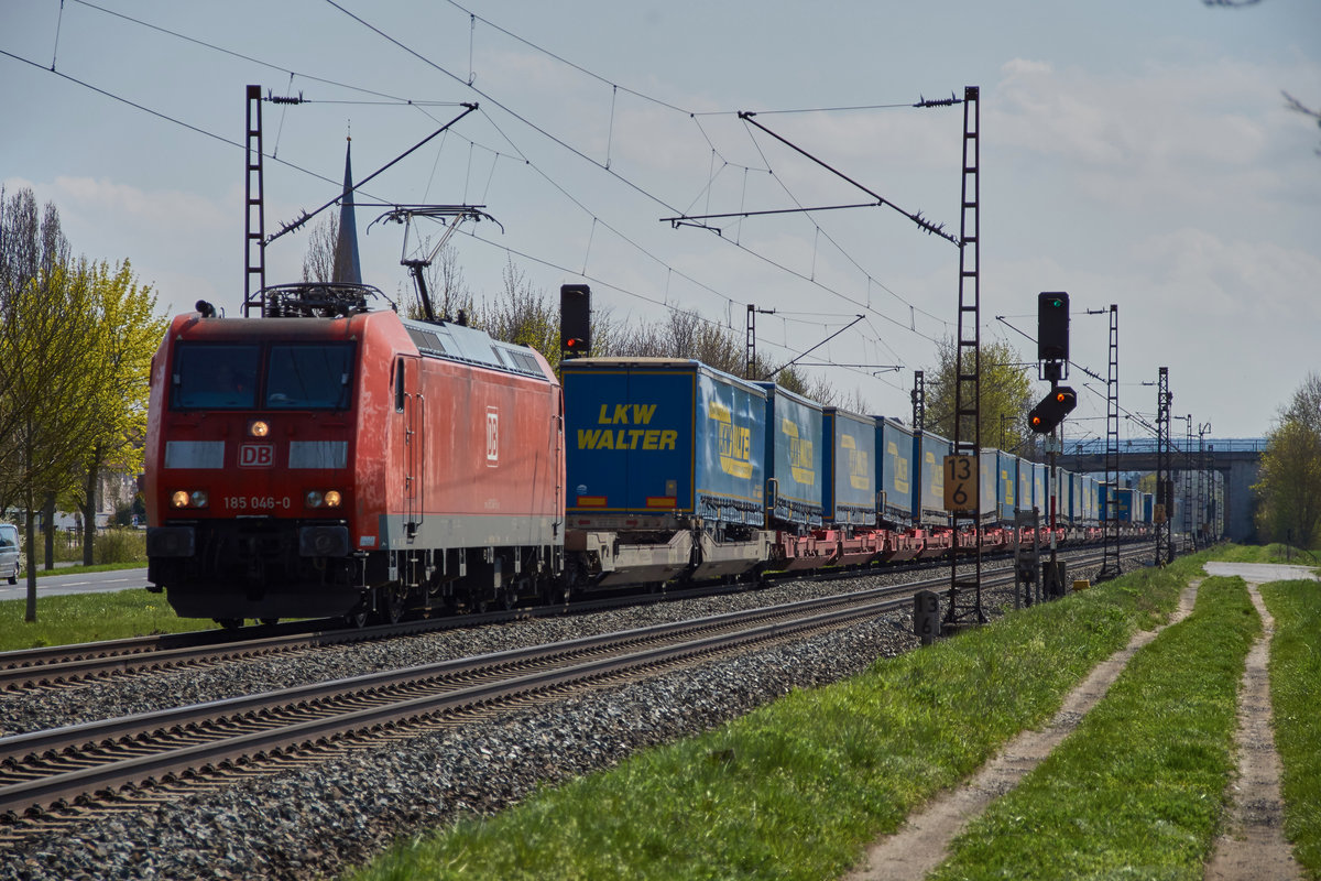 185 046-0 ist hier bei Thüngersheim am 12.04.16 mit einen Walterzug in Richtung Norden unterwegs.