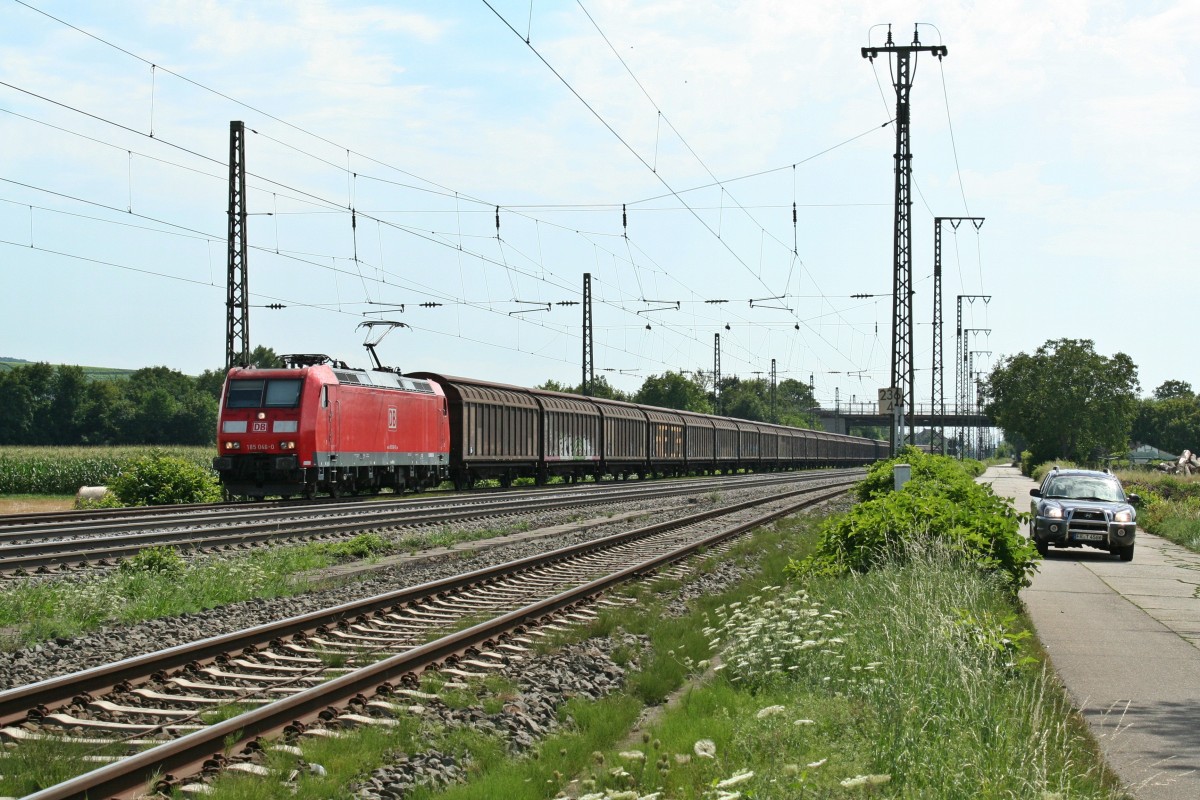 185 046-0 mit einem RedBull-Zug gen Norden am Nachmittag des 03.08.13 bei der Einfahrt in Mllheim (Baden) auf Gleis 13.