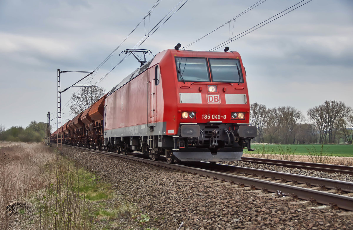 185 046-0 ist mit seinen Kalizug am 11.04.2018 bei Friedland zu sehen.