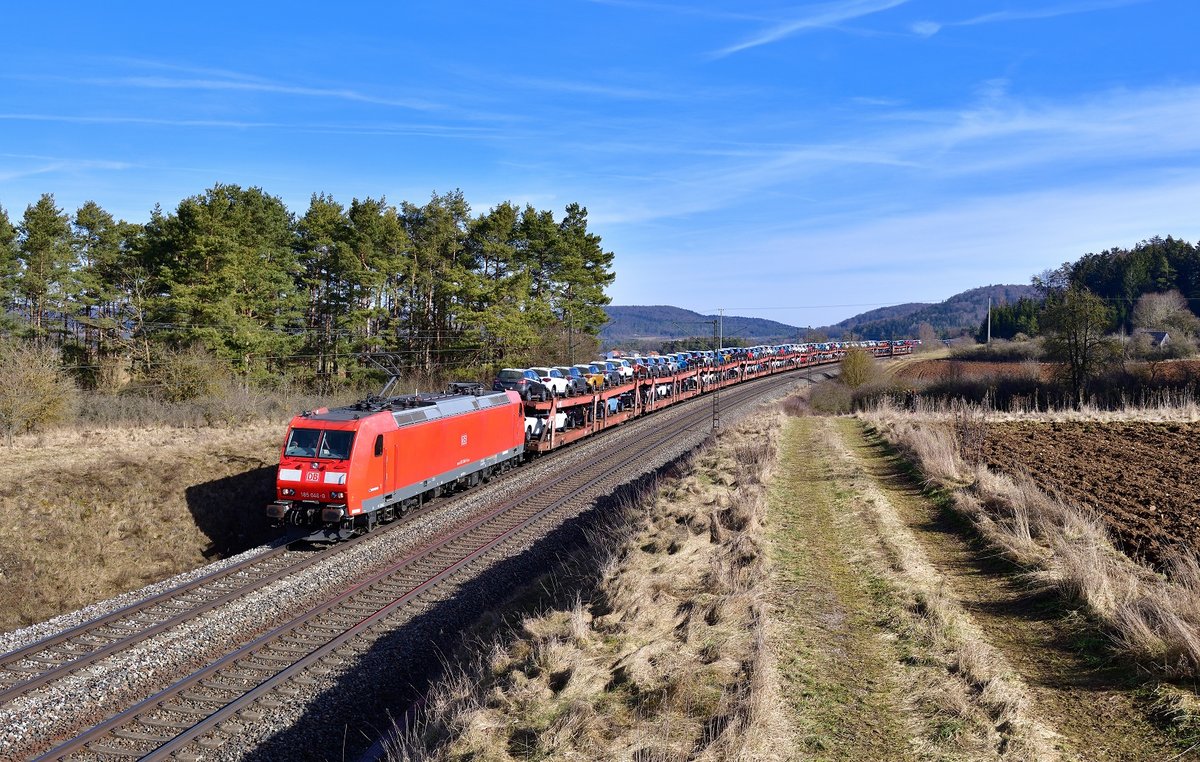 185 046 mit einem Autozug am 20.02.2021 bei Kerschhofen.
