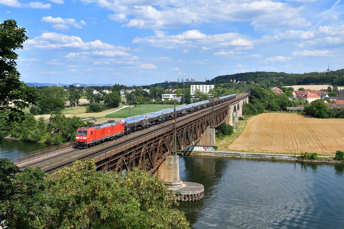 185 046 mit einem Kesselzug am 23.07.2020 bei Mariaort.