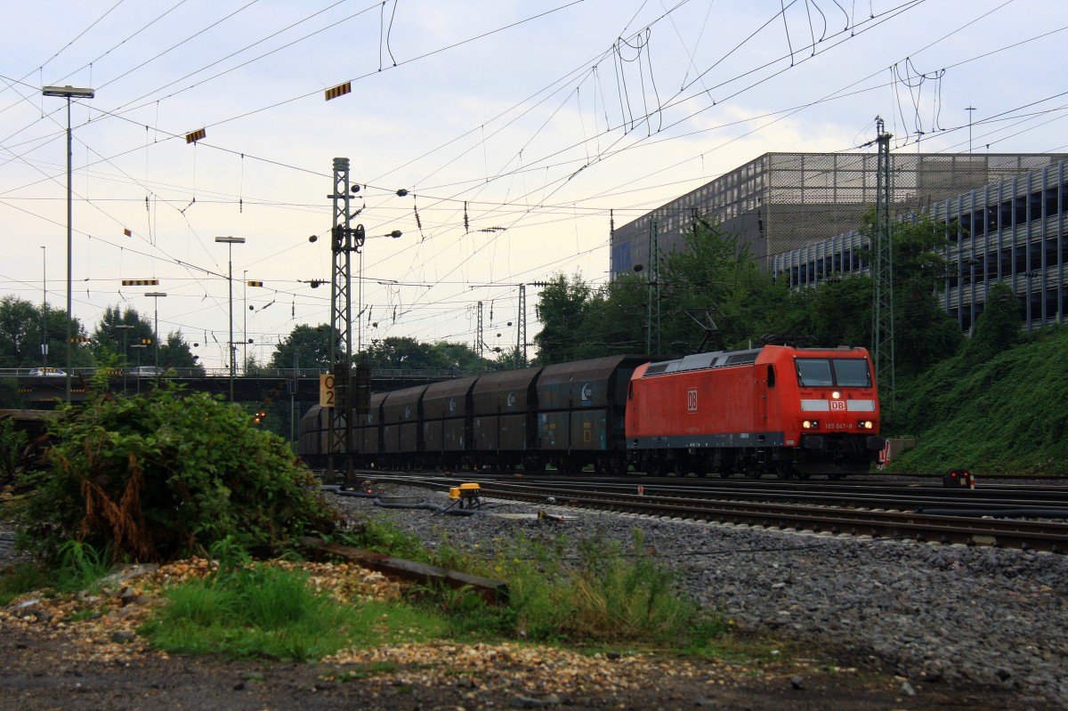 185 047-8 DB kommt aus Richtung Kln,Aachen-Hbf  mit einem langen Kohlenleerzug aus Dillingen(an der Saar) nach Antwerpen-Zandvliet(B) und fhrt in Aachen-West ein bei Regenwolken am 24.8.2013.