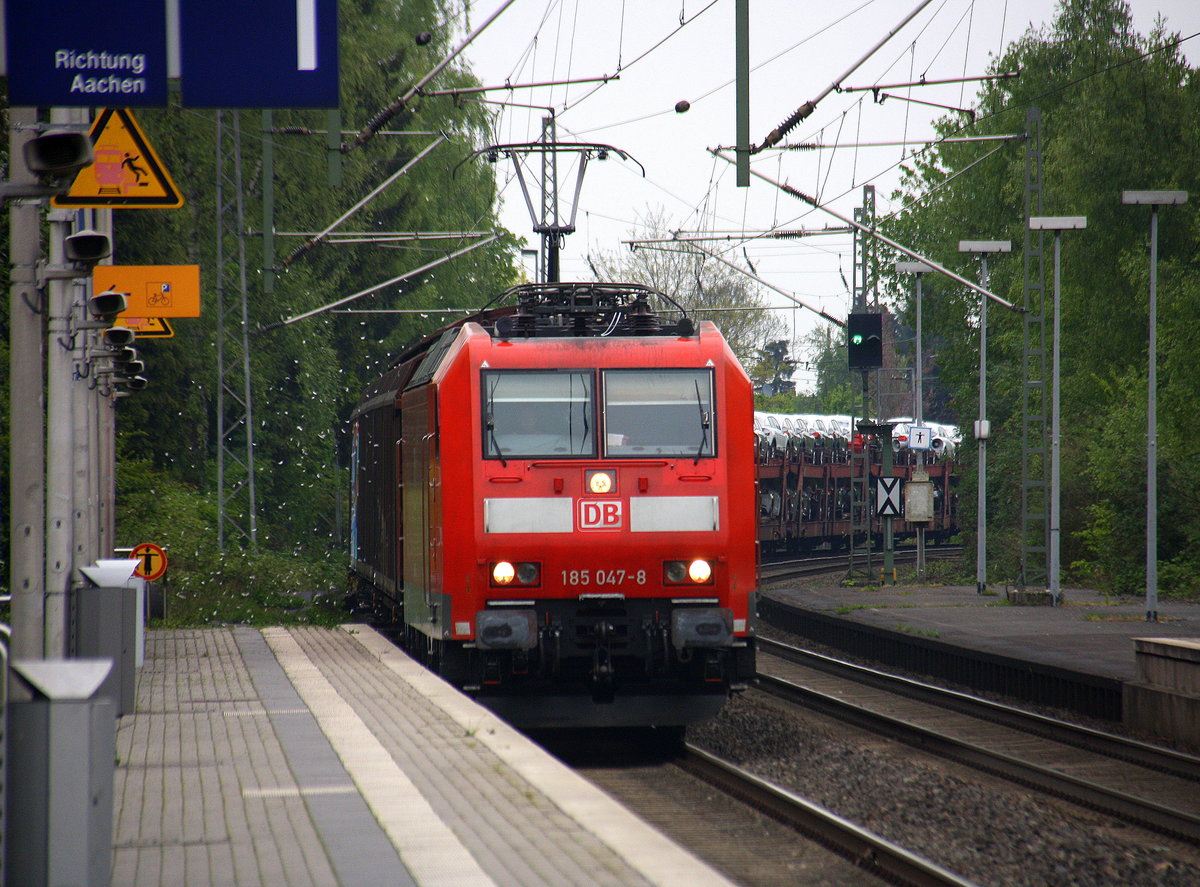185 047-8 DB kommt mit einem Audi-VW-Skoda-Zug aus Osnabrück nach Kortenberg-Goederen(B) und kommt aus Richtung Mönchengladbach-Hbf,Rheydt-Hbf,Wickrath,Beckrath,Herrath und fährt durch Erkelenz in Richtung Baal,Hückelhoven-Baal,Brachelen,Lindern,Süggerath,Geilenkirchen,Frelenberg,Zweibrüggen,Übach-Palenberg,Rimburg,Finkenrath,Hofstadt,Herzogenrath, Kohlscheid,Richterich,Laurensberg,Aachen-West. 
Aufgenommen vom Bahnsteig 1 in Erkelenz. 
Bei Wolken am Nachmittag vom 4.5.2017.