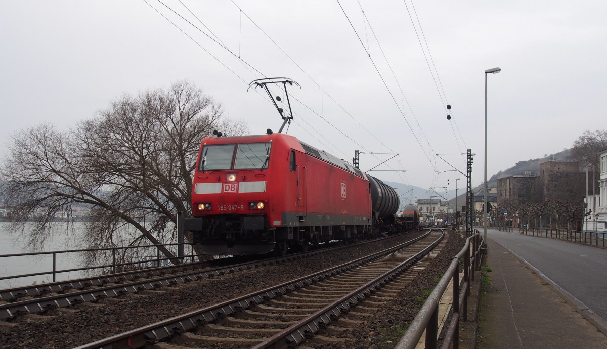 185 047-8 fährt mit einem Güterzug durch Rüdesheim am Rhein am 10. März 2015