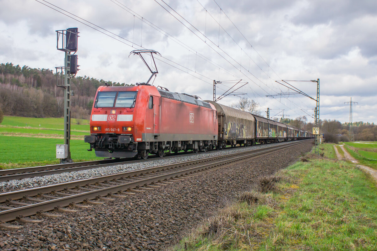 185 047-8 mit einem Güterzug bei Kerzell am 22.03.2023