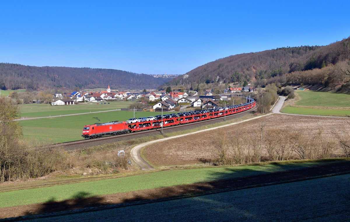 185 047 mit einem Autozug am 28.02.2021 bei Breitenfurt.