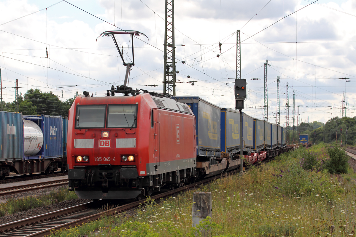 185 048-4 durchfährt mit einem ziemlich leeren Walter KLV Haltern am See 21.7.2015