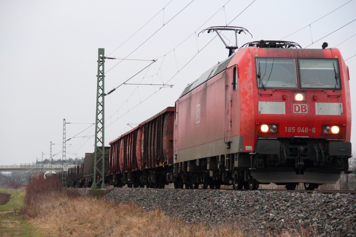 185 048-6 DB Schenker Rail bei Reundorf am 11.02.2015.