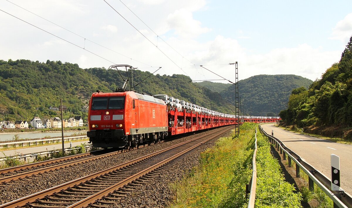 185 048 bringt SUV´s an 22.08.2021 bei Hirzenach auf der linken Rheinstrecke nordwärts.