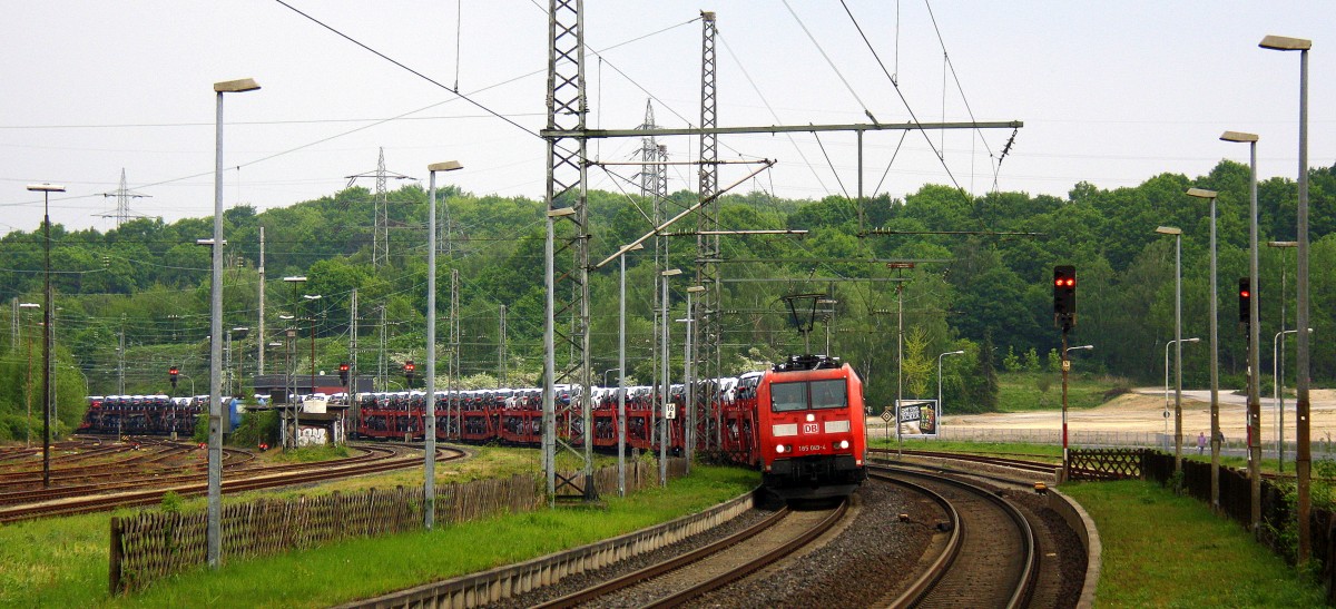 185 049-4 DB kommt durch Herzogenrath aus Richtung Neuss mit einem langen Audi-VW-Zug aus Osnabrück nach Kortenberg-Goederen(B) und fährt in Richtung Kohlscheid,Richterich,Laurensberg,Aachen-West bei Regenwolken am Abend vom 1.5.2014.