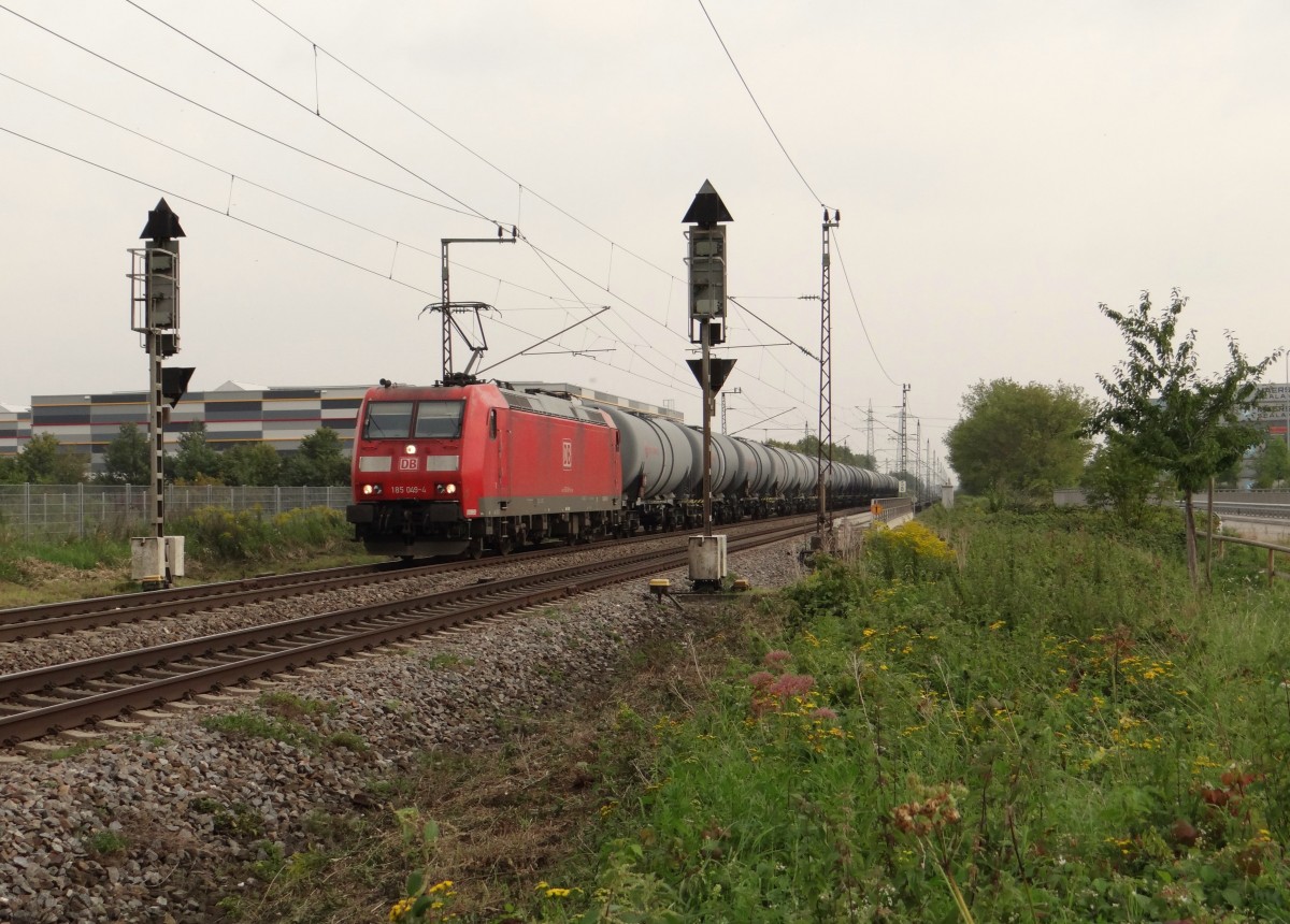 185 049-4 fährt hier am 04.09.14 durch Gersthofen.