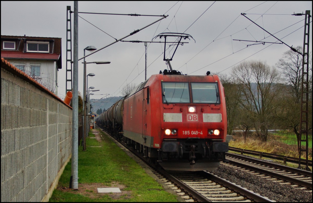 185 049-4 mit einen Kesselzug gesehen am 28.01.15 in Ludwigsau-Friedlos.