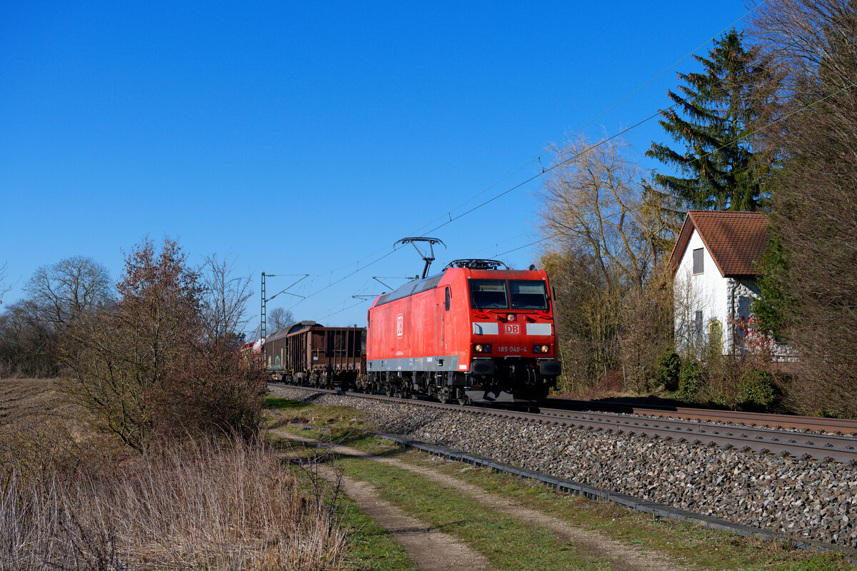 185 049 DB Cargo mit einem gemischten Güterzug bei Postbauer-Heng Richtung Regensburg, 02.03.2021