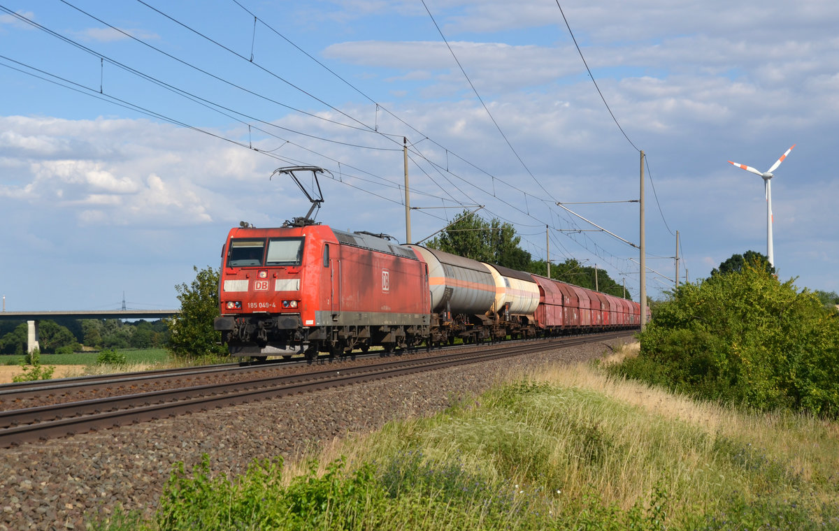 185 049 führte am 27.06.18 einen gemischten Güterzug durch Niederndodeleben Richtung Braunschweig.