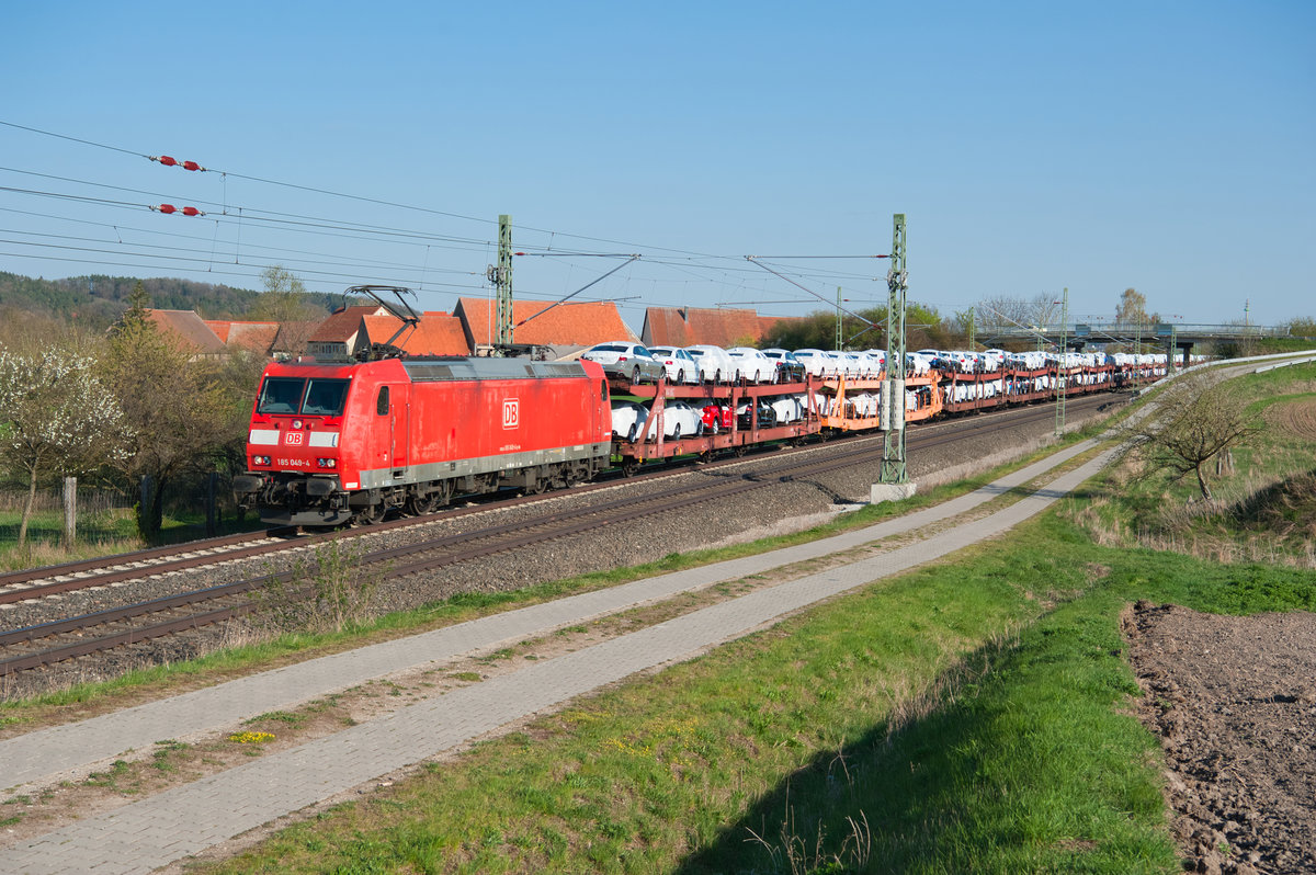 185 049 mit einem Autotransportzug bei Lehrberg Richtung Würzburg, 18.04.2019