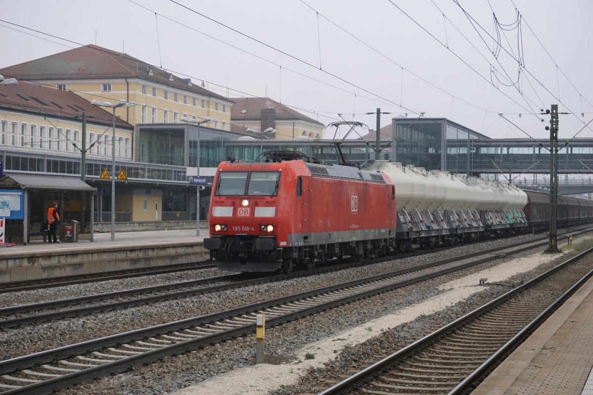 185 049 mit einem gemischten Güterzug am Haken fährt am 12.11.2018 durch Regensburg(Hbf.).