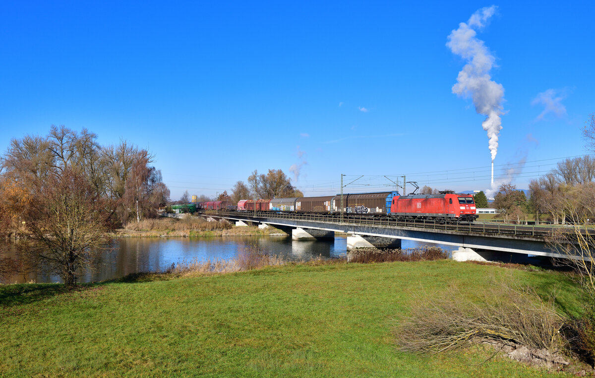 185 049 mit einem Güterzug am 23.11.2021 bei Plattling.