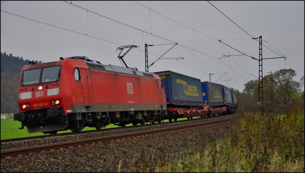 185 051-0 ist am 28.10.14 mit einen Aufliegerzug in Richtung Süden bei Hermannspiegel zu sehen.