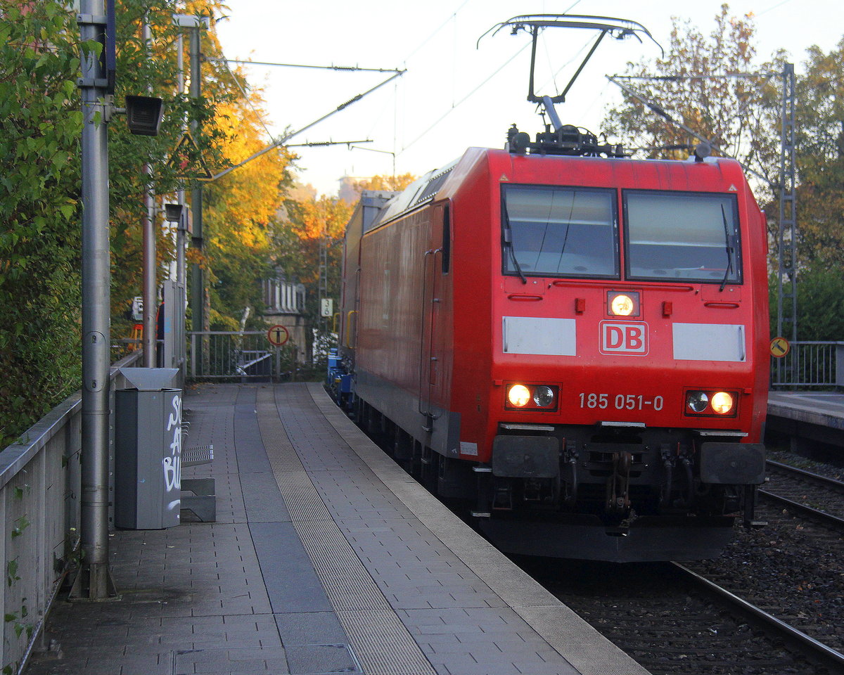 185 051-0 DB kommt aus Richtung Aachen-West mit einem LKW-Zug aus Zeebrugge-Vorming(B) nach Novara-Boschetto(I) und fährt durch Aachen-Schanz in Richtung Aachen-Hbf,Aachen-Rothe-Erde,Stolberg-Hbf(Rheinland)Eschweiler-Hbf,Langerwehe,Düren,Merzenich,Buir,Horrem,Kerpen-Köln-Ehrenfeld,Köln-West,Köln-Süd. 
Aufgenommen vom Bahnsteig von Aachen-Schanz. 
Am Morgen vom 10.10.2018.